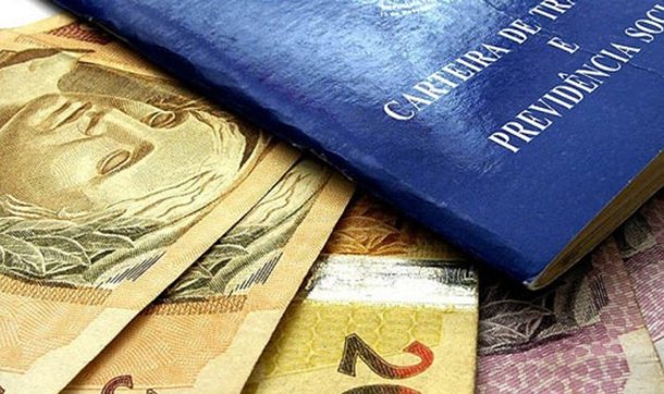 O prazo para sacar o abono salarial de 2014 termina no próximo dia 29 (quinta-feira); segundo o Ministério do Trabalho e Emprego, pouco mais de 900 mil pessoas têm direito a receber o dinheiro e ainda não efetuaram o saque; a retirada do benefício pode ser feita nas agências bancárias até o dia 29, mas se o trabalhador tem o cartão cidadão com senha, poderá sacar em um terminal de autoatendimento da Caixa Econômica ou em casas lotéricas até sexta-feira (30)