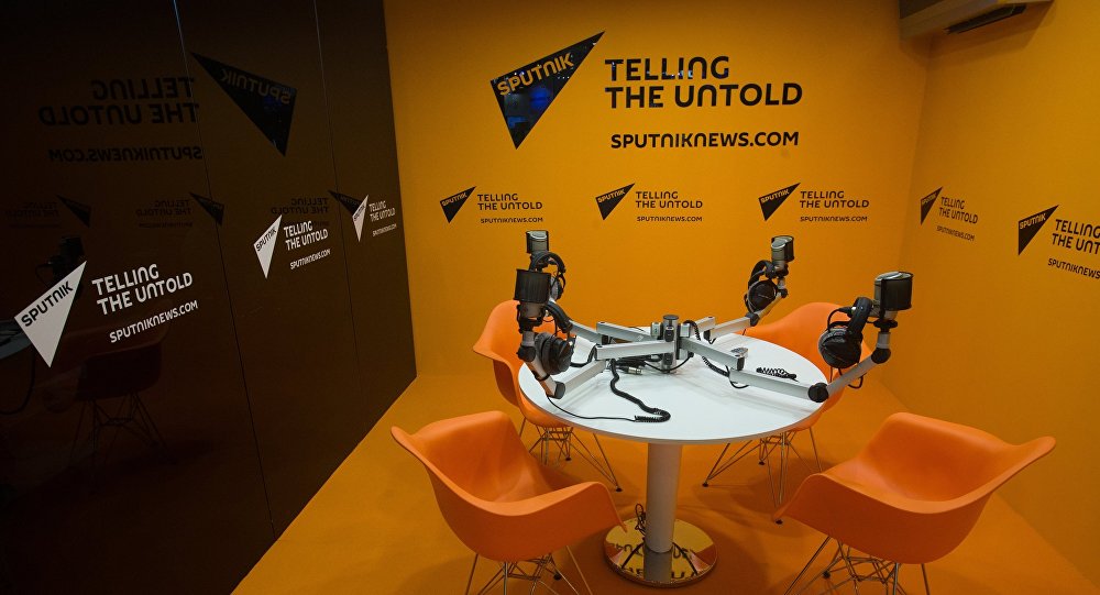 A inteligência norte-americana dedicou quase metade do seu relatório sobre a "intervenção russa" nas presidenciais, publicado nesta sexta-feira (6), à agência Sputnik e ao canal de TV Russia Today; o anexo intitulado "A televisão do Kremlin está tentando influir na política e inflar descontentamento nos EUA" abrange 6 das 14 páginas do relatório da inteligência norte-americana. "A máquina russa de propaganda, representada por um conjunto de mídia local focada no público global, tal como o RT e a Sputnik, e uma rede de trolls pseudo-governamentais contribuíram para campanha de intervenção [nas eleições]", diz-se no relatório