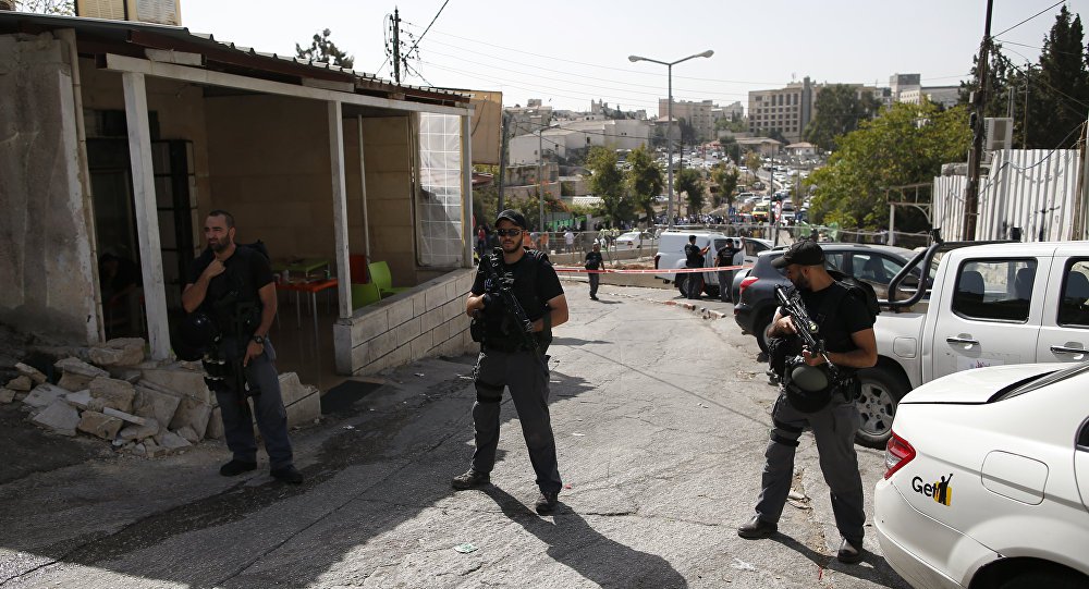 Um homem atropelou uma multidão em um caminhão na Cidade Antiga de Jerusalém; na sequência do ataque, pelo menos quatro pessoas (três mulheres e um homem) foram mortas e 15 ficaram feridas; de acordo com o jornal The Times of Israel, o caminhão, que vinha de um bairro árabe, atropelou um grupo de soldados que estavam saindo de um ônibus