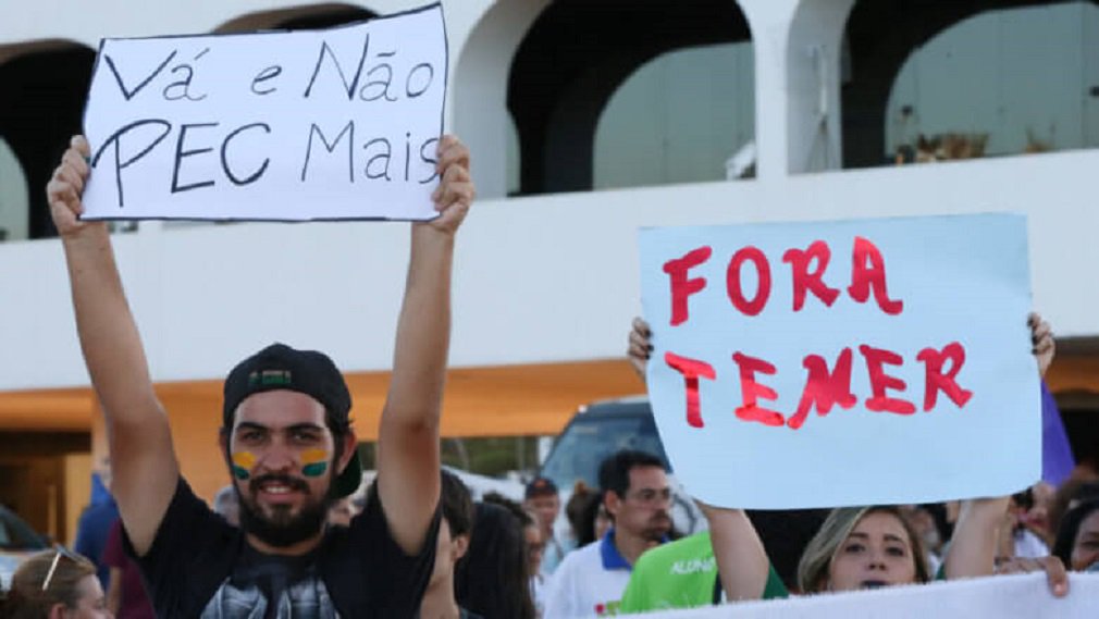 Estudantes de ocupações universitárias e secundaristas de todo o Brasil se reúnem na Ocupação da Universidade de Brasília (UnB), na capital federal, junto com diversas entidades do movimento educacional; ocupação da Universidade de Brasília recebe representantes das quase 200 ocupações e quer construir uma força-tarefa de resistência; com isso, a União Nacional dos Estudantes (UNE) planeja construir uma grande caravana até o Senado Federal no dia 29 de novembro, data em que será votada em primeira instância a PEC 55