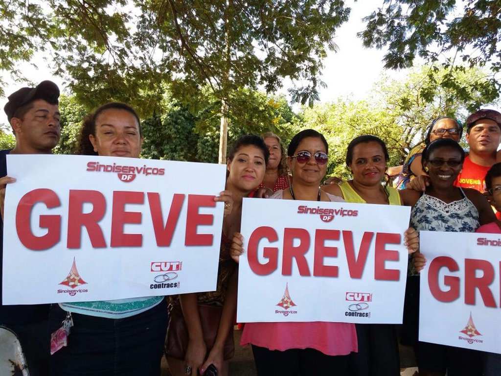 Funcionários terceirizados de limpeza e merenda em escolas e hospitais públicos do Distrito Federal paralisaram as atividades para cobrar pagamento salarial; de acordo com o Sindiserviços, que representa a categoria, as merendeiras cobram o pagamento do 13º salário e de algumas férias em atraso; os trabalhadores da limpeza cobram o salário do mês, que deveria ter sido pago na última sexta (6), e tíquetes