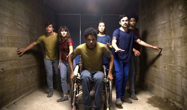 Na distopia criada por Pedro Aguilera e dirigida por Cesar Charlone, o Brasil se tornou uma grande favela onde os jovens, uma vez por ano, têm a chance de se submeter a um processo de seleção para trocarem o Continente pelo Mar Alto, onde vivem os privilegiados. E apenas 3% dos candidatos são aprovados; "No Brasil, com essa diferença social absurda, alguns privilegiados nascem em berço esplêndido", afirma o diretor-geral de 3%, César Charlone. "Terão a melhor educação, já herdarão fortuna com casa e tudo e até com as empregadas"; série está disponível para assinantes desde a sexta-feira, 25