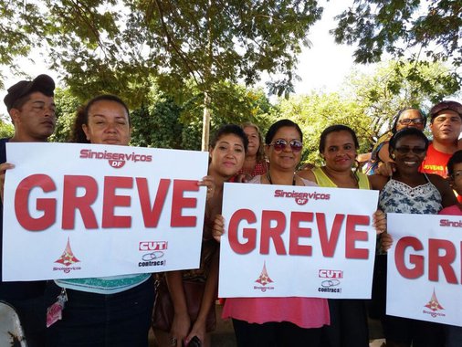 Funcionários terceirizados de limpeza e merenda em escolas e hospitais públicos do Distrito Federal paralisaram as atividades para cobrar pagamento salarial; de acordo com o Sindiserviços, que representa a categoria, as merendeiras cobram o pagamento do 13º salário e de algumas férias em atraso; os trabalhadores da limpeza cobram o salário do mês, que deveria ter sido pago na última sexta (6), e tíquetes