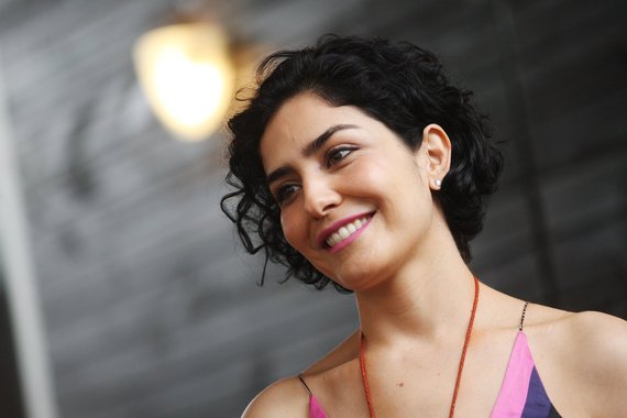 "Acho que tudo o que configurou o golpe foi machista, até a maneira como se referiam à presidenta Dilma era uma maneira muito misógina (de ódio e aversão à mulher). Tudo isso foi tirando qualquer questão legítima da pauta e foi entrando uma coisa que era embrutecedora. O que estava vindo era algo que fazia crítica de maneira estúpida, ignorante, sem escrúpulo, sem ética e muito destruidor. Quando penso em feminismo até acho que é um nome meio doido porque parece que pende para um lado da balança, mas na verdade ele equilibra a balança, que está pendendo demais para um lado só. Penso no feminismo como algo que não pertence apenas ao movimento de mulheres, pois é algo que liberta e melhora a situação de homens e mulheres", diz a atriz Letícia Sabatella