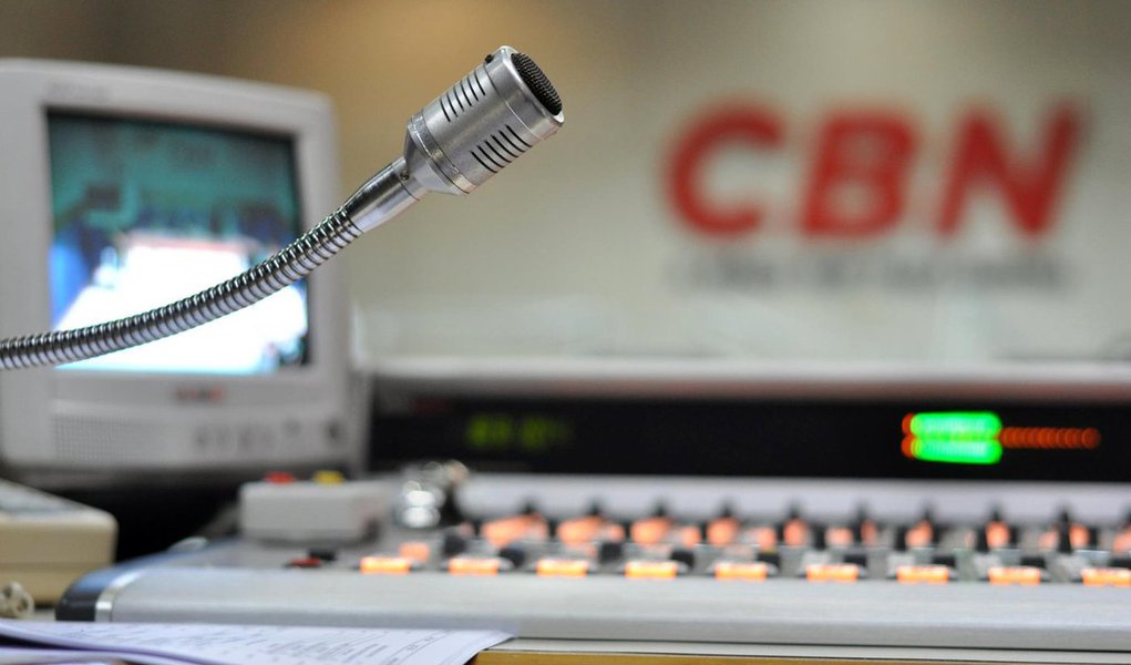 A redação da Rádio CBN de São Paulo enviou uma carta à direção da empresa solicitando uma reunião para buscar solucionar o problema da escala de folgas, que piorou muito no último ano provocando cansaço, estresse e agrava a condição de vida dos jornalistas; o sindicato da categoria tentou acordo, sem sucesso; "Chegamos ao nosso limite", dizem os jornalistas, que a cada cinco finais de semana, folgam apenas um inteiro
