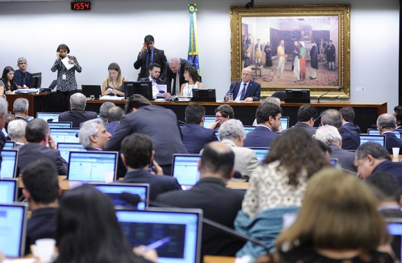 Apesar dos esforços da oposição, a Comissão de Constituição e Justiça (CCJ) da Câmara dos Deputados rejeitou hoje (14) o requerimento para incluir na pauta do dia a votação da admissibilidade da emenda que determina que sejam convocadas novas eleições diretas para presidente da República em caso de afastamento do mandatário e de seu vice até seis meses antes do fim do mandato; a proposta tem como objetivo deixar o povo decidir o substituto de Michel Temer, caso ele não fique até 2018, como é defendido pela maioria da população