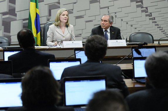 Comissão de Assuntos Econômicos (CAE) do Senado divulgou nesta segunda-feira, 19, comunicado, no qual questiona a eficácia das recentes medidas do governo para tentar retomar o crescimento econômico; senadora Gleisi Hoffmann (PT/PR), presidente da CAE, argumenta que as medidas anunciadasnão têm o caráter de urgência necessária para estancar a recessão e promover a criação de empregos; "É como jogar combustível onde não há qualquer chama acesa, ou seja, não terão o efeito de acender um fogo que está completamente apagado após os resultados muito negativos de 2015 e 2016", diz o texto 