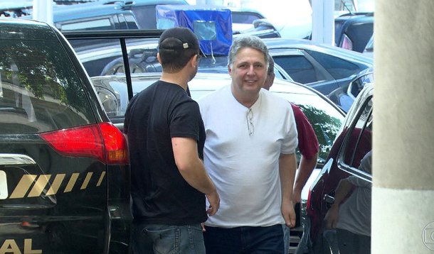 Advogado Fernando Fernandes, que faz a defesa do ex-governador do Rio Anthony Garotinho, preso nesta quarta, disse que na noite de ontem a Polícia Federal queria levar Garotinho para a carceragem, contrariando as ordens médicas do Hospital Souza Aguiar, que determinou que ele deveria ficar internado após passar mal; a defesa disse posteriormente, nesta quinta-feira, que o hospital não possui condições para realização de exames mais detalhados e a PF impediu que Garotinho fosse removido para outra unidade médica com a qual possui convênio