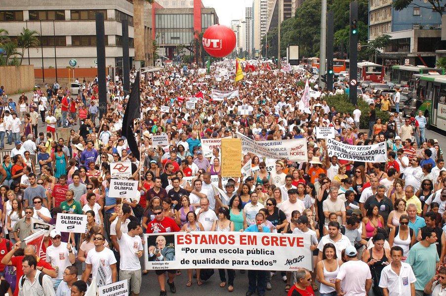 Neste momento, faz-se imprescindível discutir com profundidade e sinceridade a realização de uma nova greve geral que barre a retirada de direitos e restabeleça a democracia no Brasil.