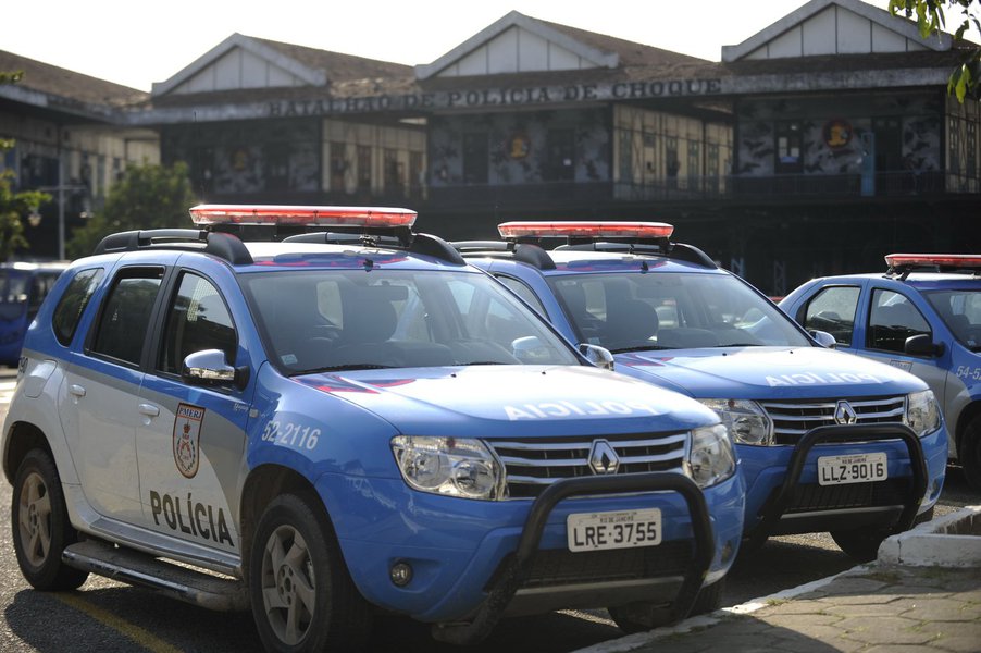 Desde o início do ano, seis policiais militares já morreram no Rio de Janeiro; desta vez, uma tentativa de assalto a um carro de entrega dos Correios, na Rodovia Presidente Dutra, na Baixada Fluminense, causou a morte do soldado Vitor Abdalla Neder, que estava a caminho da Unidade de Polícia Pacificadora (UPP) Lins de Vasconcelos, zona norte, onde trabalha; ele e outros dois colegas viram um grupo de sete pessoas, armadas com fuzil, tentando assaltar o veículo dos Correios e tentaram fugir, mas os criminosos os reconheceram e reagiram, de acordo com a PM