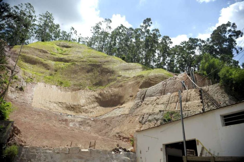 As últimas 220 unidades das 2.300 construídas em Nova Friburgo para os desabrigados das chuvas de janeiro de 2001 foram entregues pela prefeitura da cidade; os imóveis foram construídos pela Secretaria Estadual de Obras através do Programa Minha Casa, Minha Vida, da Caixa Econômica Federal