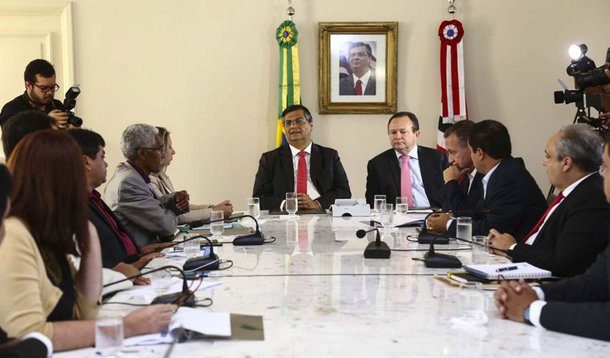 O governador Flávio Dino reuniu os quatro prefeitos eleitos nos municípios da Ilha de São Luís para debater ações conjuntas das prefeituras com o Estado; eles analisaram a implementação da Região Metropolitana da Grande São Luís e a integração imediata de políticas públicas em áreas definidas como prioritárias; “Escolhemos alguns temas prioritários que imediatamente vão determinar uma agenda de trabalho entre o Governo do Estado e os municípios para que possamos otimizar os recursos e prestar um serviço de mais qualidade”, afirmou o governador