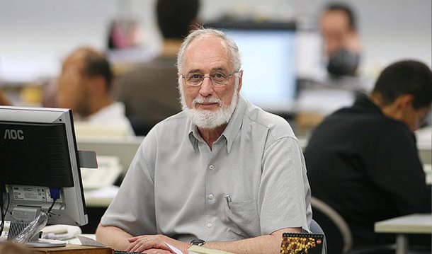 "Tem alguma racionalidade discutir o corte de aposentadorias, que já são minguadas, e não discutir simultaneamente o corte do gasto maior, que é com juros?", questiona o jornalista; ele destaca que a "bolsa-juros" "rende aos rentistas em um ano o que o governo dedica à Bolsa Família em 14 anos"