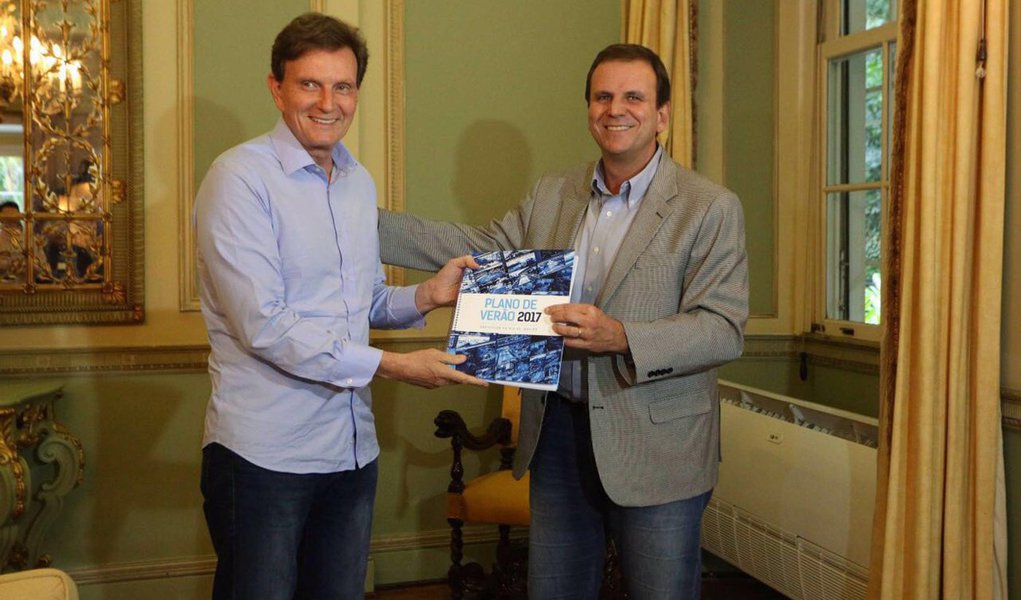 Prefeito do Rio de Janeiro, Eduardo Paes (PMDB), recebeu nesta sexta-feira, 18, o prefeito eleito Marcelo Crivella (PRB), para um almoço no Palácio da Cidade, em Botafogo; foi a primeira vez que eles se reuniram após a eleição; Crivella designou dois nomes para iniciar o processo de transição: o ex-deputado federal Luiz Alfredo Salomão e a servidora municipal Andreia Ferreira de Araújo, assessora técnica de Planejamento e Orçamento; ao final do encontro, Paes apresentou as dependências do Palácio da Cidade e entregou a Crivella dois documentos: o Plano Verão 2017, que reúne todas as ações das principais secretarias para os primeiros meses do ano incluindo Réveillon e Carnaval,