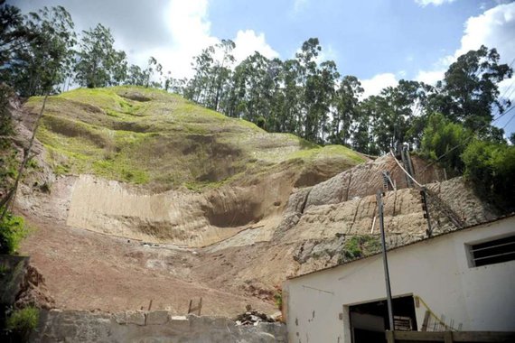 As últimas 220 unidades das 2.300 construídas em Nova Friburgo para os desabrigados das chuvas de janeiro de 2001 foram entregues pela prefeitura da cidade; os imóveis foram construídos pela Secretaria Estadual de Obras através do Programa Minha Casa, Minha Vida, da Caixa Econômica Federal