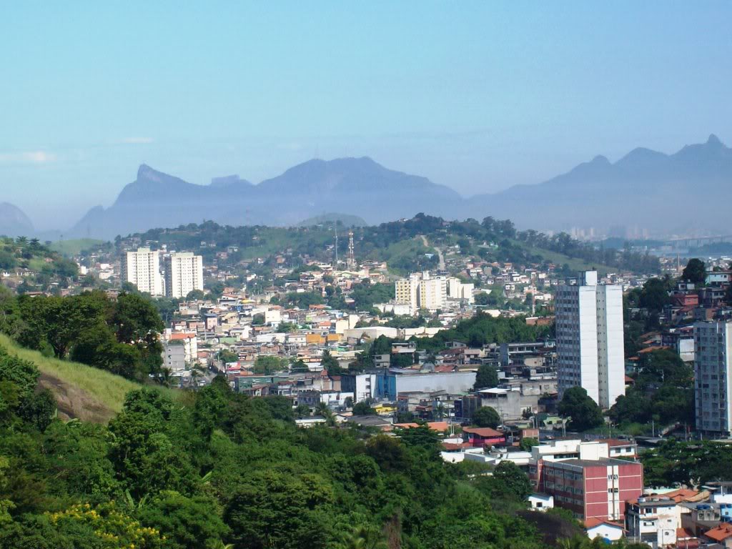 As prefeituras dos municípios de Nova Iguaçu, São Gonçalo (foto) e Mesquita, na região metropolitana do Rio, decretaram calamidade financeira em seus municípios após encontrar problemas nas contas públicas, com salários atrasados de funcionários, corte de energia nas prefeituras e serviços, como coleta de lixo, paralisados por falta de pagamento; a medida vai durar 120 dias; o prazo do decreto pode ser prorrogado por iguais períodos caso a situação se mantenha inalterada