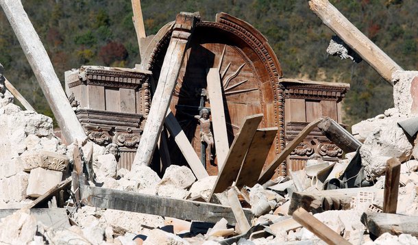 Mais um terremoto de 4,8 graus na escala Richter ocorreu na madrugada desta quinta-feira 3 no centro da Itália, informou o Instituto Nacional de Geofísica e Vulcanologia (INGV); o epicentro do tremor, ocorrido às 1h35 (22h35 no horário de Brasília), foi registrado na província de Macerata, entre as comunas de Pieve Torina, Fiordimonte e Pievebovigliana