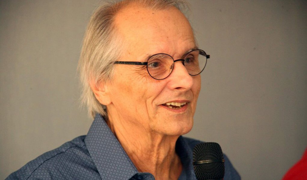 O vice-prefeito eleito, Fernando MacDowell, teve seu nome confirmado como secretário de Transportes do governo de Marcelo Crivella, que toma posse na Prefeitura do Rio em 1º de janeiro; segundo a coluna Ancelmo Gois, o atual presidente do Metrô Rio, Flávio Medrano de Almada, está de saída do cargo; antes mesmo de começar a gestão, McDowell anunciou que estuda assumir a administração do metrô, cargo da concessionária Metrô Rio; "Estamos vendo a possibilidade de assumir o metrô do Rio. O metrô está com capacidade de 86% em comparação à capacidade original do metrô. Isso não pode", disse o engenheiro, durante a diplomação dos eleitos, na Câmara Municipal