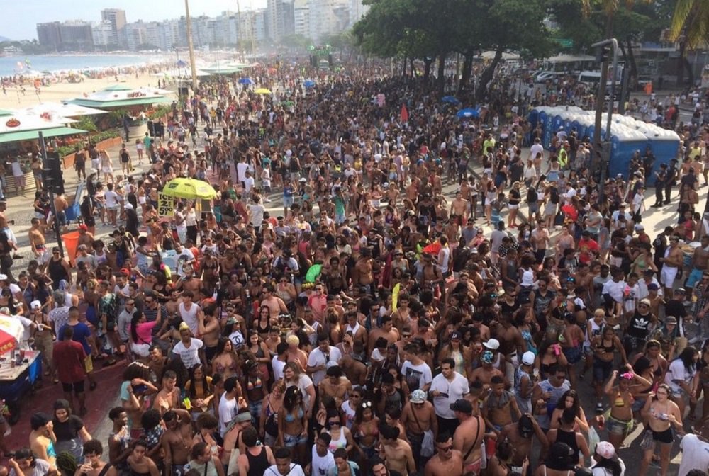 Mais de 10 mil manifestantes ocuparam a orla da Praia de Copacabana, na zona sul do Rio de Janeiro, na tarde deste domingo, na 21ª Parada do Orgulho LGBT Rio, que procurou chamar a atenção para a 'necessidade do respeito à diversidade de gênero', segundo os organizadores; com lema 'Eu sou Minha Identidade de Gênero', o movimento de lésbicas, gays, bissexuais, travestis, transexuais e afins luta pela aprovação do Projeto de Lei (PL) 5002/13 – Lei de Identidade de Gênero, conhecida como Lei João Nery; a proposta obriga o Sistema Único de Saúde (SUS) e os planos de saúde a custear tratamentos hormonais e cirurgias de mudança de sexo a todos os interessados maiores de 18 anos
