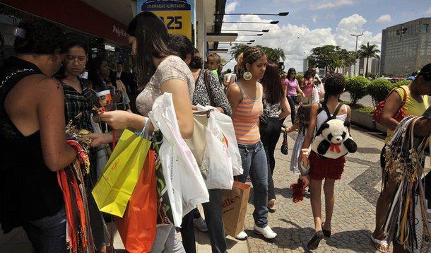 Com a recessão do governo Temer, a confiança do consumidor brasileiro voltou a recuar em dezembro, pelo segundo mês seguido, em meio à menor satisfação com a situação presente da série histórica, informou a FGV nesta sexta-feira; o Índice de Confiança do Consumidor (ICC) caiu 5,8 pontos e foi a 73,3 pontos neste mês, menor nível desde junho passado