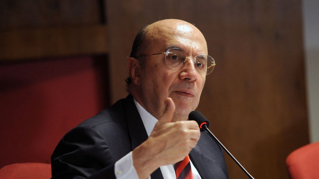 Ministro da Fazenda, Henrique Meirelles, disse nesta sexta-feira, 11, que uma intervenção federal não será decretada no Estado do Rio de Janeiro, porque os efeitos serão piores do que a solução; "Estamos fazendo o possível para que a situação do Rio seja enfrentada da melhor maneira possível", afirmou a jornalistas no Rio de Janeiro; segundo Meirelles, há a possibilidade de o Rio de Janeiro dar como garantia receitas provenientes da exploração do petróleo anos à frente