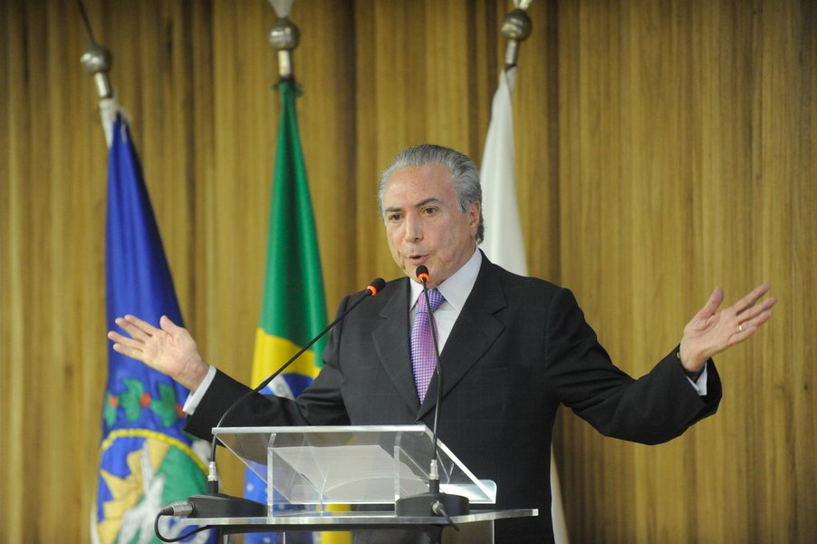 "Sem charme, sem carisma, nenhum apoio popular, sem ibope na Globo nem na Veja, sem unanimidade nos partidos da base, propostas estapafúrdias, nenhuma ideia de como sair da crise, convenhamos: está fácil derrubar Temer. Quem vai sentir sua falta? Quem vai sair em passeata por ele? Geddel? Jucá? Padilha?", afirma o colunista do 247 Alex Solnik sobre a instabilidade do presidente Michel Temer no cargo; entre sinais da queda de Temer, Solnik lista a prisão e eventual delação de Eduardo Cunha (PMDB), seu ex-aliado, a "delação-bomba" de Marcelo Odebrecht e agora o movimento do PSDB ao lançar FHC em eleição indireta; "O Movimento Derruba Temer é cada vez mais amplo, geral e irrestrito"