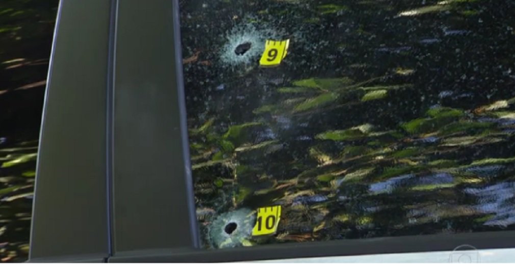 A justiça do Rio de Janeiro aceitou o pedido de prisões temporárias de Ademilson Luiz Guedes Costa, Rafael Alves Peixoto e Douglas de Melo, feitos pela delegada Marcela Ortiz, da Delegacia de Homicídios da Capital (DH), com base em provas de investigação; os três são suspeitos de participação na morte da dentista Priscila Soares Nicolau dos Reis, 37 anos, na segunda-feira (31), na Estrada de Furnas, no Itanhangá; a dentista foi morta durante a fuga do grupo, após o disparo de 17 tiros; ela foi atingida na cabeça e no braço, quando os traficantes tentaram roubar o carro em que estava