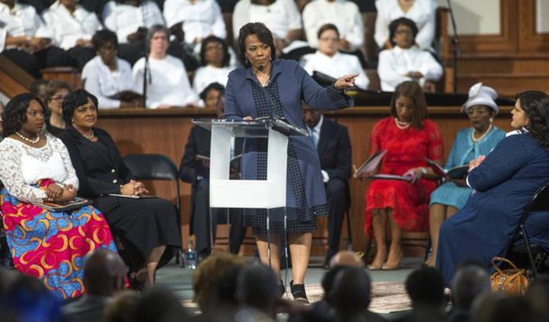 Filha do ativista e ícone da luta pelos direitos civis nos Estados Unidos, Martin Luther king, criticou duramente o presidente eleito Donald Trump; em discurso feito nesta segunda-feira (17), na véspera do feriado em homenagem ao seu pai, Bernice King disse que a população não pode temer quem está à frente da Casa Branca, além de pedir que a esperança não seja perdida; "Deus pode triunfar sobre Trump", afirmou
