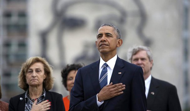 Presidente dos Estados Unidos, Barack Obama, ofereceu neste sábado suas condolências à família de Fidel Castro e afirmou que a história julgará o impacto do líder cubano no mundo; "Neste momento da morte de Fidel Castro, estendemos a mão da amizade ao povo cubano", disse Obama; "A história vai registrar e julgar o enorme impacto desta figura singular sobre as pessoas e o mundo ao redor dele"