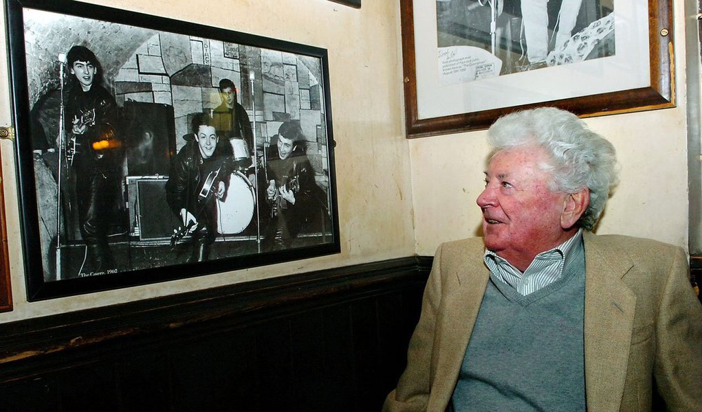 llan Williams, o primeiro empresário que os Beatles tiveram, a partir de 1960, morreu na sexta-feira (30) aos 86 anos, informou neste sábado (31) o pub The Jacaranda, de Liverpool; "Nosso fundador e o homem que descobriu os Beatles faleceu. Sentiremos saudades", publicou a conta do estabelecimento na rede social Twitter; Williams trabalhou com o famoso quarteto de Liverpool de 1960 a 1961 e foi responsável por organizar shows no Reino Unido e também em Hamburgo, na Alemanha