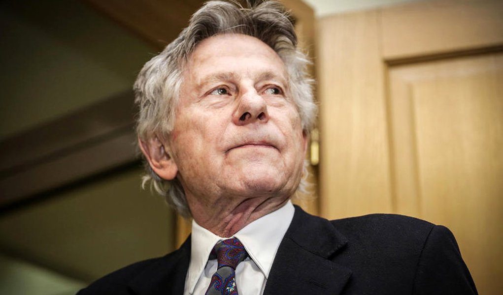 Diretor de cinema Roman Polanski declinou o convite para presidir o júri do prêmio César deste ano devido à revolta de grupos de mulheres; escolha de Polanski para o César, o equivalente francês do Oscar, foi criticada pela ministra dos Direitos das Mulheres da França, Laurence Rossignol, na semana passada; Polanski é condenado nos Estados Unidos por ter feito sexo com uma menor de idade 40 anos atrás