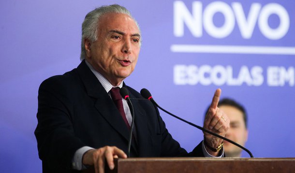 Terminando o ano com reprovação recorde, Michel Temer (PMDB) vai fazer pronunciamento em rede nacional (rádio e TV) na noite deste sábado (24); fala do peemedebista deve ser divulgada por volta de 20h; as primeiras informações dão conta de que ele fará uma espécie de balanço das ações do governo em 2016, além de projetar algumas medidas para próximo ano