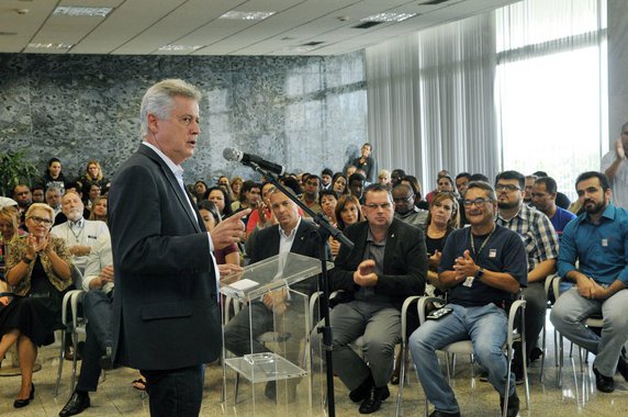 Governador Rodrigo Rollemberg lançou nesta segunda-feira 7 a segunda edição da iniciativa que promove a integração de jovens em situação de vulnerabilidade social ao mercado de trabalho nos órgãos públicos do Distrito Federal, o Programa Brasília + Jovem Candango; a oferta de emprego será para adolescentes de 14 a 18 anos integrantes de famílias atendidas pelo Cadastro Único e que estejam matriculados em escolas da rede pública e frequentando as aulas