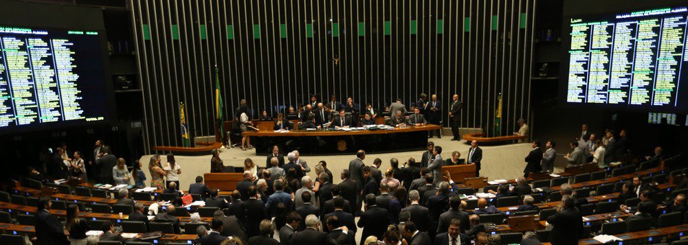 O Sistema Firjan (Federação das Indústrias do Estado do Rio) afirmou que repudia e se "une às manifestações de indignação" contra a emenda do pacote anticorrupção pela Câmara dos Deputados, que prevê punição a juízes, a procuradores e a promotores que cometerem abuso de autoridade; de acordo com a instituição, a Justiça se tornou "a mesma para todos" por conta da Operação Lava Jato, e vê agora tal "conquista" em risco; "Guardião da democracia, o MP precisa de autonomia e independência em sua missão de defesa dos cidadãos e do patrimônio público, como na Operação Lava Jato", diz a nota
