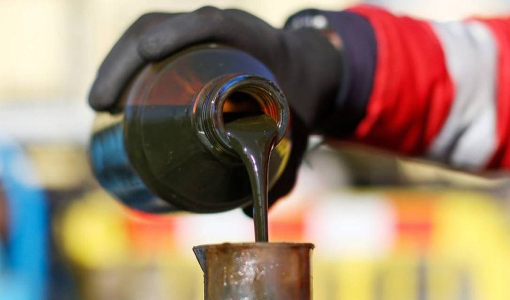 Em relatório mensal, a Opep informa que sua produção somou 33,085 milhões de barris por dia (bpd) em dezembro, tendo como base dados coletados de fontes secundárias, uma redução de 221 mil bpd ante novembro; volume de novembro havia sido o maior desde pelo menos 2008; produtores de fora do cartel mostram sinais positivos de adesão ao acordo para redução da produção, o primeiro do gênero desde 2001