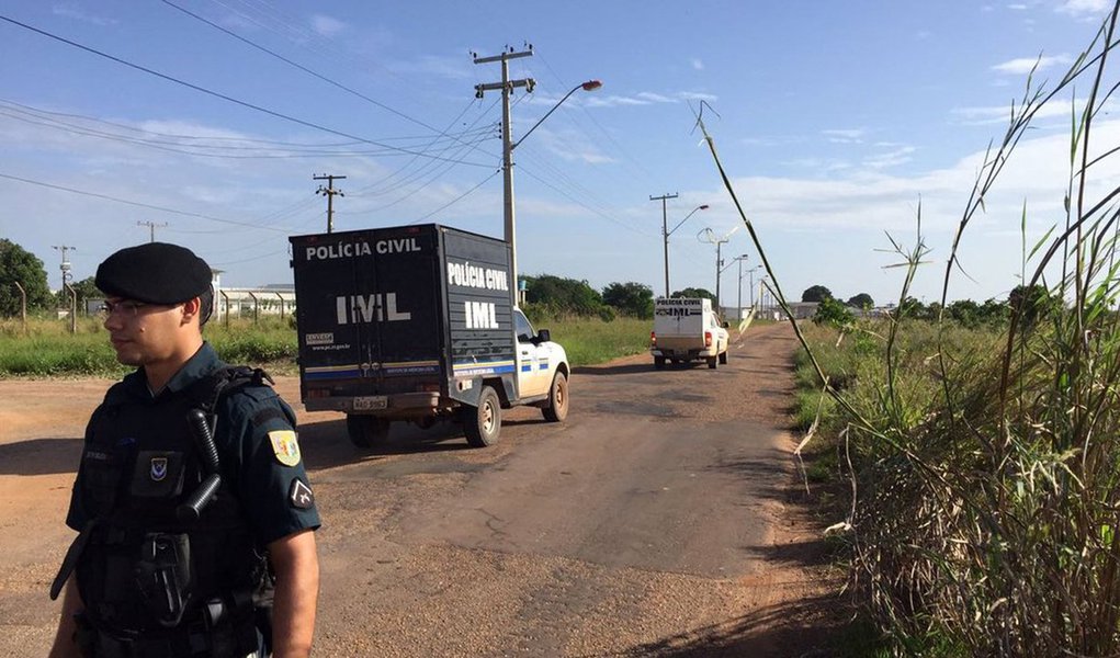 Corpo de Bombeiros já resgatou três dos cinco corpos de dentro do avião que caiu no litoral de Paraty, no sul fluminense, na tarde de ontem (19); trabalho de retirada de uma mulher e dois homens, entre eles o ministro do Supremo Tribunal Federal (STF), Teori Zavascki, começou à meia-noite e terminou à 1h40 de hoje (20); o outro corpo foi identificado como o do empresário Carlos Alberto Filgueiras, dono do Hotel Emiliano; trabalhos de resgate dos outros dois corpos que continuam dentro do avião, foram retomados na manhã desta sexta-feira (20)