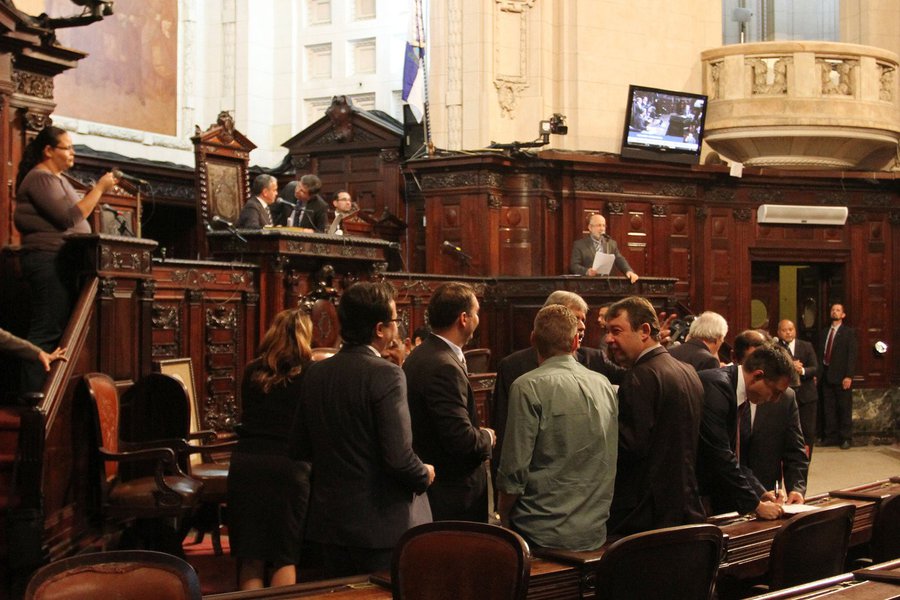 A Comissão de Orçamento da Assembleia Legislativa do Rio de Janeiro (Alerj) deu parecer prévio favorável ao projeto da Lei Orçamentária Anual (LOA), que prevê as receitas e despesas do estado em 2017; a proposta prevê déficit de mais de R$ 15 bilhões, mas o valor deve aumentar para R$ 17 bilhões; de acordo com o presidente da Comissão de Orçamento, Pedro Fernandes (PMDB), seus cálculos são mais "pessimistas"; o parlamentar afirmou que o déficit pode chegar a R$ 17 ou 18 bilhões e, se considerados os déficits de 2015 e de 2016, chegar a R$ 35 bilhões