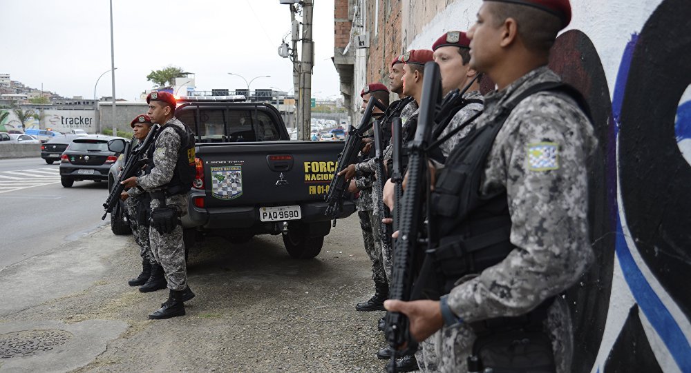 O ministro da Justiça, Alexandre de Moraes, ofereceu o aparato da Força Nacional de Segurança que está no Rio para auxiliar nas ações que estão sendo realizadas na Cidade de Deus; “O ministro Alexandre de Moraes está acompanhando os fatos ocorridos no Rio de Janeiro e desde ontem vem mantendo contato direto e constante com o secretário de Segurança Pública do Rio de Janeiro. Por oportuno, o ministro também colocou à disposição do governo local o efetivo da Força Nacional que está na cidade para prestar apoio na segurança pública da Cidade de Deus”, diz a nota