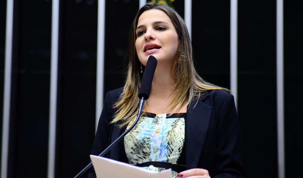 Sob o argumento de que a deputada Clarissa Garotinho votou contra a PEC 241 na Câmara, o PR expulsou de seus quadros a deputada Clarissa Garotinho, filha do ex-governador Anthony Garotinho, preso na última semana sob acusação de crime eleitoral; comunicado assinado pelo presidente da sigla, Antonio Carlos Rodrigues, Clarissa foi informada que a Comissão Nacional Executiva se reuniu no dia 17 deste mês e deliberou pela sua expulsão; "Notificamos Vossa Excelência que a partir desta data será promovido seu desligamento do quadro de filiados ao Partido da República", diz a mensagem