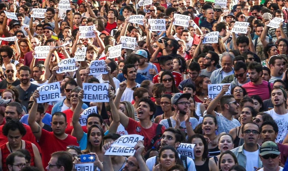Como o golpe empobreceu o Brasil e os brasileiros, o faturamento do comércio varejista brasileiro registrou mais uma queda em dezembro, contribuindo para que o setor fechasse o ano de 2016 com retração de 4,8%, segundo dados Índice Cielo do Varejo Ampliado (ICVA), apurado pela empresa de meios de pagamento; no último mês de 2016, todas as regiões do país mostraram queda no faturamento do varejo. Sudoeste e Centro-Oeste tiveram retração de 4,1%, Norte recuou 4%, Nordeste caiu 3,5% e Sul teve baixa de 2%; medo do desemprego, que já atinge 12 milhões de brasileiros e, segundo a OIT, irá atingir mais 1,2 milhão de brasileiros em 2017, tem provocado estragos no comércio