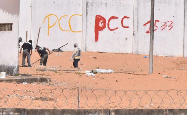 Alguns dizem que as pessoas estão certas ao concordarem que os presos são bandidos e, por isso, devem ser assassinados e eliminados já que a maioria pensa assim. Aí há dois pontos a considerar: 1. por ser maioria não significa que sejam possuídos pela razão e pela verdade; 2. a opinião de que “bandido bom é bandido morto” é fascista e não deve ser acolhida social e politicamente