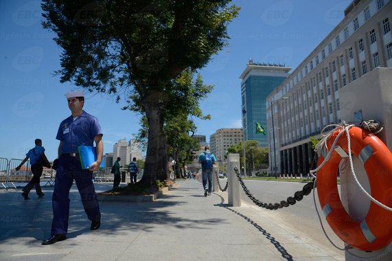 Após conversa com o futuro prefeito do Rio, Marcelo Crivella, o comandante da Marinha do Brasil, Almirante Leal Ferreira, retirou nesta quarta-feira 21 parte do gradeamento do corredor de 3,5 quilômetros da Orla Conde; o 1º Distrito Naval informou que foi acordado com Crivella a retirada do gradil que circunda a área prevista para a localização do estacionamento pertencente à Marinha; entretanto, será mantido o gradil junto ao perímetro da orla