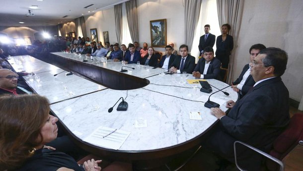 O governador Flávio Dino assinou ordem de serviço que prevê investimento de R$ 27 milhões para a recuperação de 211 escolas em 117 municípios do estado. Com a reforma de mais essas unidades, o Governo do Estado, por meio do programa 'Escola Digna' chegará ao número de 574 prédios escolares recuperados até o final do primeiro semestre de 2017