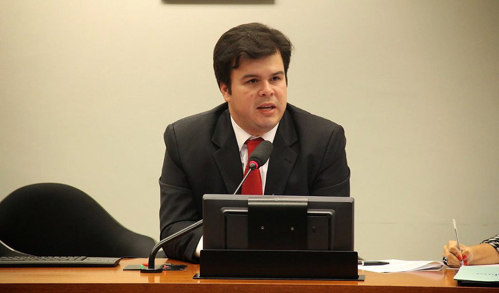 A avaliação é do ministro de Minas e Energia, Fernando Coelho Filho; no entanto, investimento de empresas decepcionou o mercado com a divulgação dos resultados do PIB do terceiro trimestre, que encolheu 0,8%, conforme dados divulgados pelo IBGE; a dupla formada pelo presidente Michel Temer e pelo ministro da Fazenda, Henrique Meirelles, derrubou todos os setores da economia - agropecuária (-1,4%), indústria (-1,3%) e serviços (-0,6%)