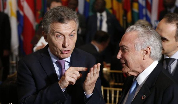 "Em abril de 2016, em seu sexto mês de governo de centro-direita, o presidente argentino Maurizio Macri admitiu estar 'preocupado' com a situação social em meio a uma inflação que chegava a 12% no primeiro trimestre. Oito meses depois, agora em fins de dezembro de 2016, o desempregou aumentou, a inflação está em 40% e ele demitiu o ministro da Fazenda", diz o colunista Alex Solnik; "Também acenou com um governo de união nacional, mas não cumpriu; também assiste à deterioração do ambiente econômico com medidas cosméticas e daqui a pouco a solução vai ser trocar o ministro da Fazenda"