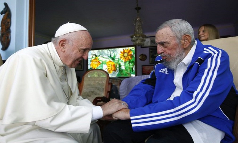 O Papa Francisco enviou telegrama ao presidente de Cuba, Raúl Castro, lamentando a morte de seu irmão Fidel Castro; "Ao receber a triste notícia do falecimento de seu querido irmão, o excelentíssimo senhor Fidel Alejandro Castro Ruz, ex-presidente do Conselho de Estado e do governo da República de Cuba, expresso meus sentimentos de pesar a vossa excelência"; Francisco e Castro se encontraram durante uma visita papal a Cuba em setembro de 2015
