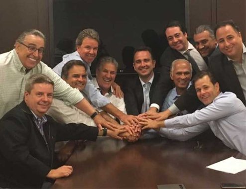 Aos que conspiram nos gabinetes para tomar o governo, fica o recado: não lograrão êxito, pois Minas Gerais traz em sua essência, incrustrada nos veios de suas montanhas, a luta pela liberdade