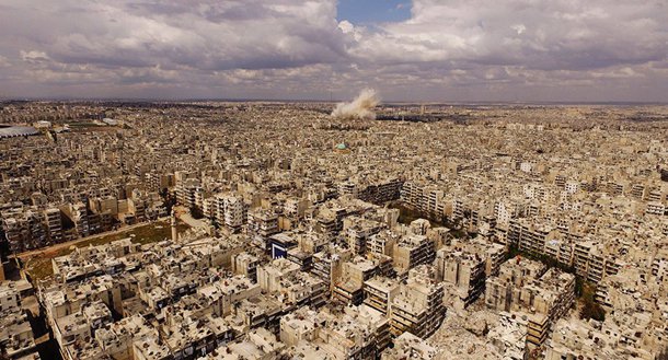 Damasco possui evidências de que Washington e Ancara oferecem total suporte aos grupos radicais no território da Síria, disse em entrevista à Sputnik o diretor do departamento de informação do exército da Síria, general de brigada Samir Suleiman; "Os Estados Unidos apoiam o Daesh e investem em terrorismo. A maior prova disso é o incidente, no qual (as forças aéreas dos EUA) atacaram os destacamentos das tropas sírias em Deir ez-Zor, abrindo caminho para o Daesh abrir ofensiva contra o aeroporto militar", disse o general