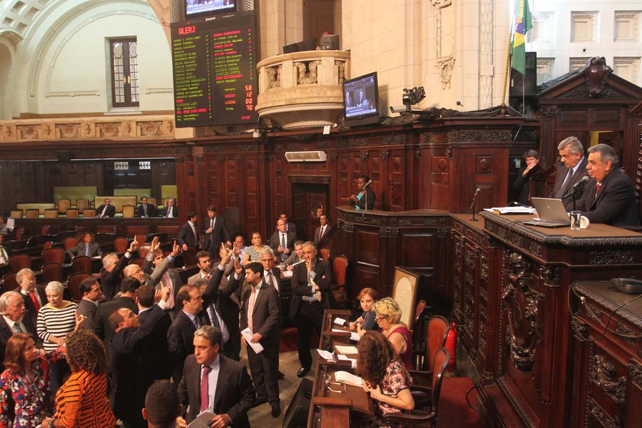 A Assembleia Legislativa do Rio de Janeiro aprovou, nesta tarde, o pacote fiscal de aumento do Imposto sobre Circulação de Mercadorias e Serviços (ICMS) sobre diversos itens; a validade da votação foi contestada por deputados de oposição, alegando que houve maioria de votos em plenário contrários à matéria; os oposicionistas disseram que não descartam entrar na Justiça pedindo a anulação da votação