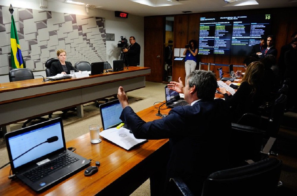 A Comissão de Assuntos Econômicos (CAE) aprovou oito requerimentos para realização de audiências públicas para discutir a Proposta de Emenda à Constituição (PEC) 55/2016, que trata do teto dos gastos públicos; entre as audiências aprovadas, está uma que será presidida pela senadora Gleisi Hoffmann (PT-PR) e que ocorrerá nesta quinta-feira (3), às 10h; foram convidados para a discussão Julio Miragaya, presidente do Conselho Federal de Economia (Cofecon); Esther Dweck, professora do Instituto de Economia da Universidade Federal do Rio de Janeiro (UFRJ); Felipe Salto, economista e professor da Fundação Getúlio Vargas; além da participação de um representante do Ministério da Fazenda